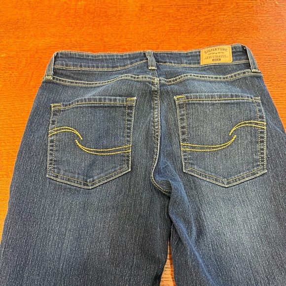 Signature by Levi Strauss mid rise boot cut size 6 short dark wash - Picture 2 of 9